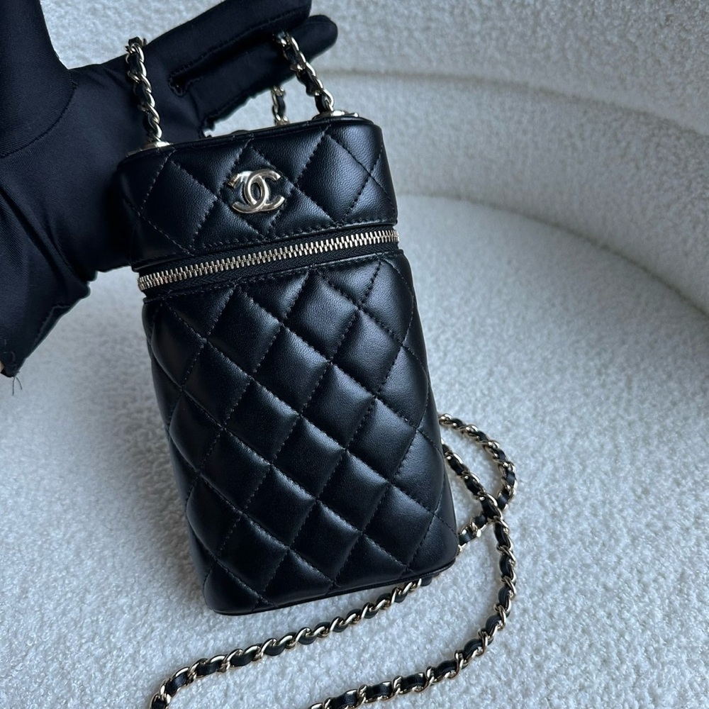 ❌SOLD❌CHANEL Trendy Phone holder on chain